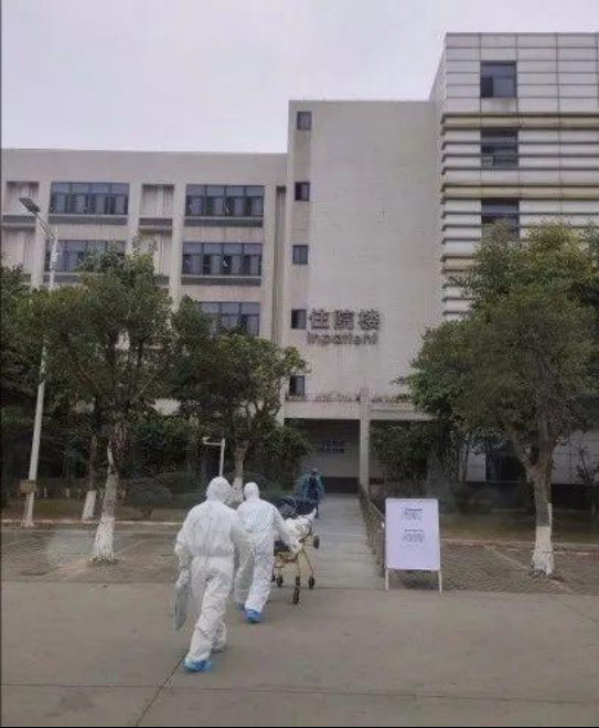 “收到!我们马上穿好防护服出车!”