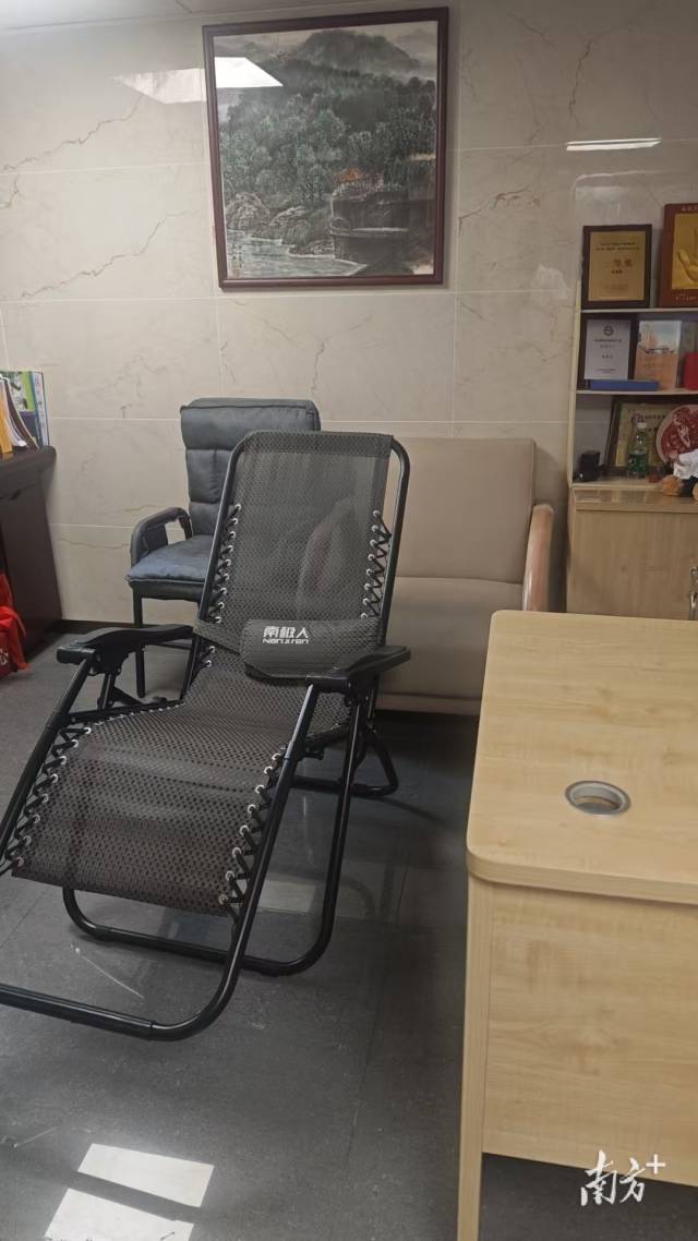 陈劲龙办公室内的折叠椅。