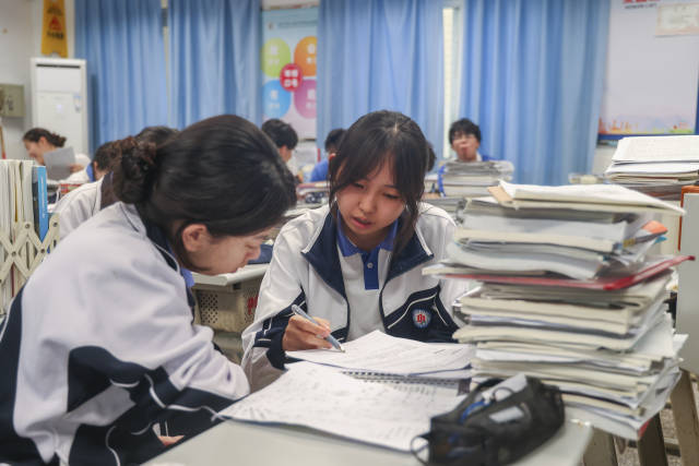 高三学生正积极备考。南方+记者 朱洪波 摄 高三学生正积极备考。南方+记者 朱洪波 摄