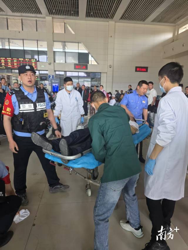 麻城北站候车室晕倒的旅客经过广州市第一人民医生呼吸与危重症医学科主任医师刘俊的紧急施救后被120送往当地医院继续救治。王希成供图 麻城北站候车室晕倒的旅客经过广州市第一人民医生呼吸与危重症医学科主任医师刘俊的紧急施救后被120送往当地医院继续救治。王希成供图