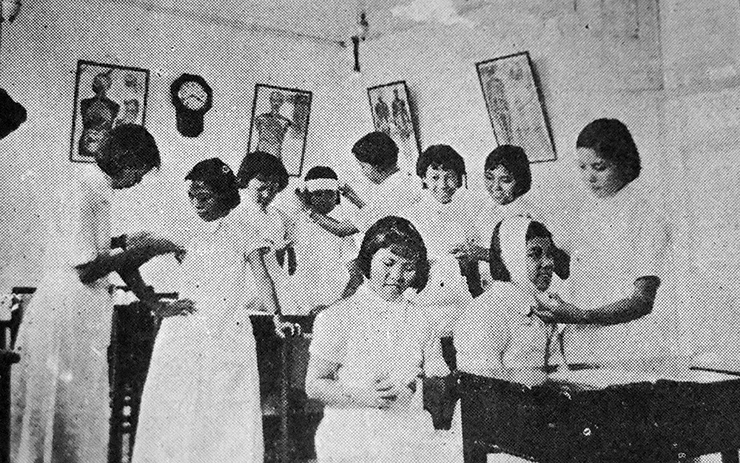 7-护士学校学生进行绷带练习.jpg