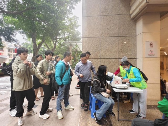 广州市第一人民医院仁心银龄志愿服务队队员参与流动献血车志愿服务