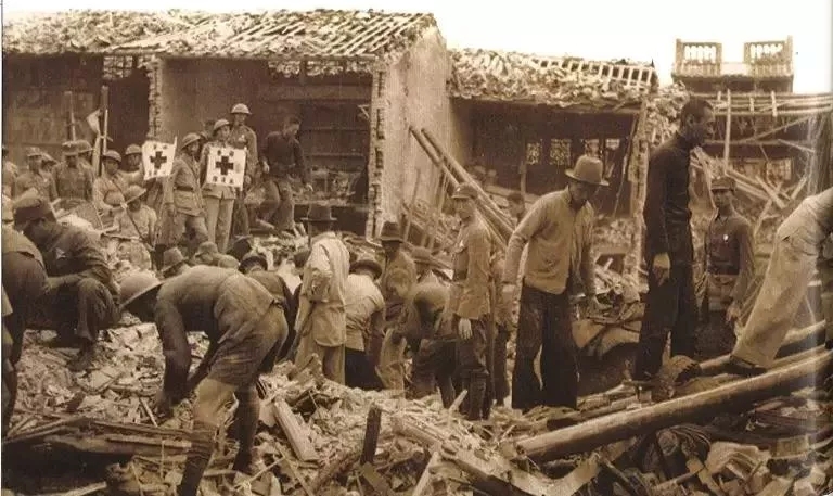 9-2 1937年11月24日,防护团救护队在灾区实行救护的情形(来源:中山大学档案馆).webp.jpg