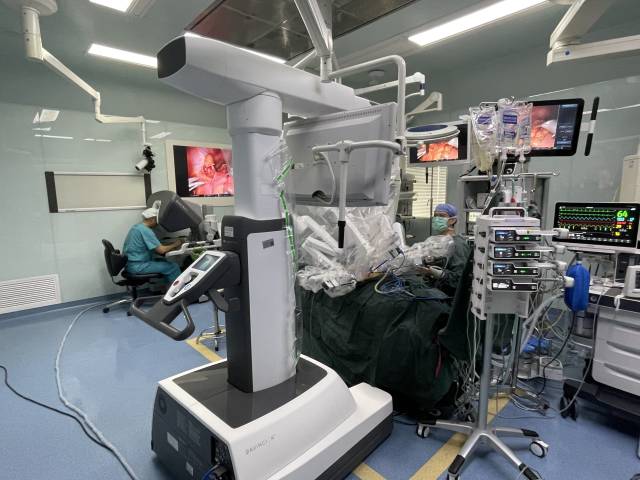 手术团队进行机器人手术操作。